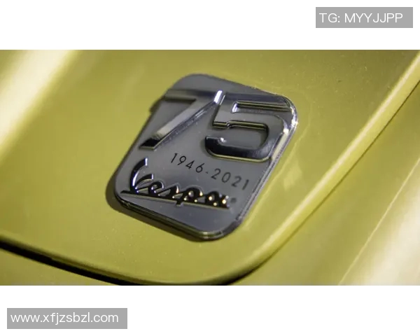 足球明星身着藏装展现独特魅力与文化交融的精彩瞬间